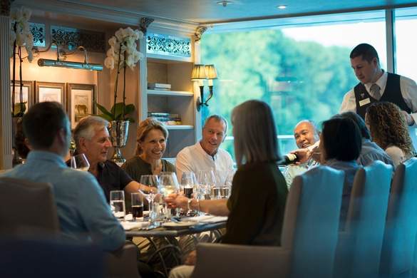 Uniworld SS Maria Theresa - Bar du Leopard 1.jpg